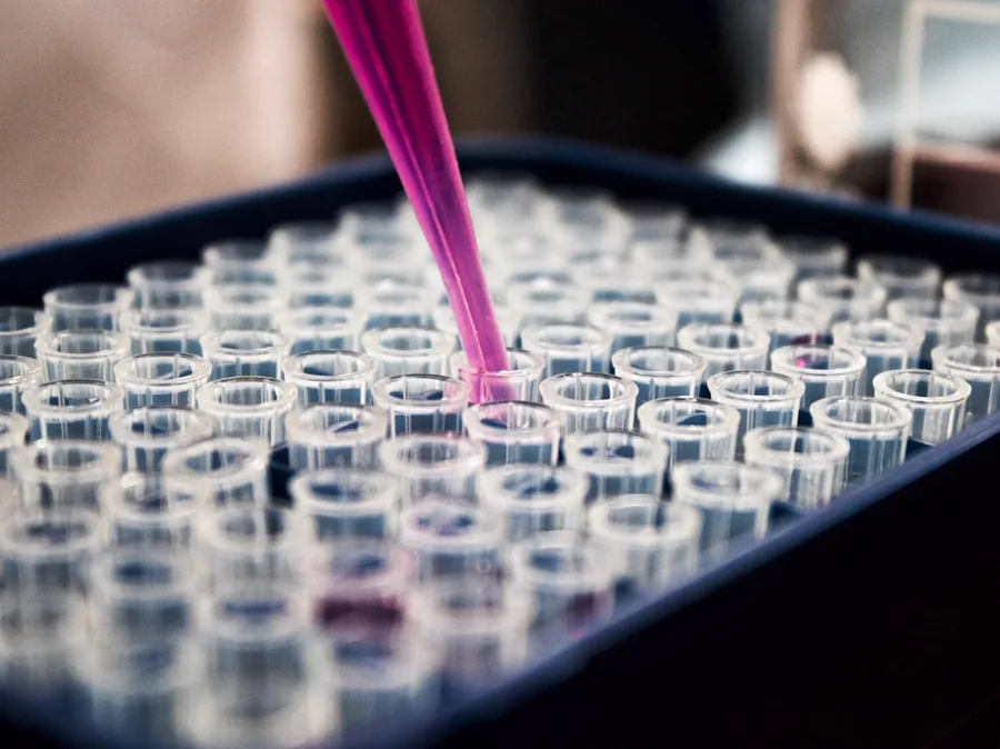 Profissional de medicina laboratorial analisando amostras